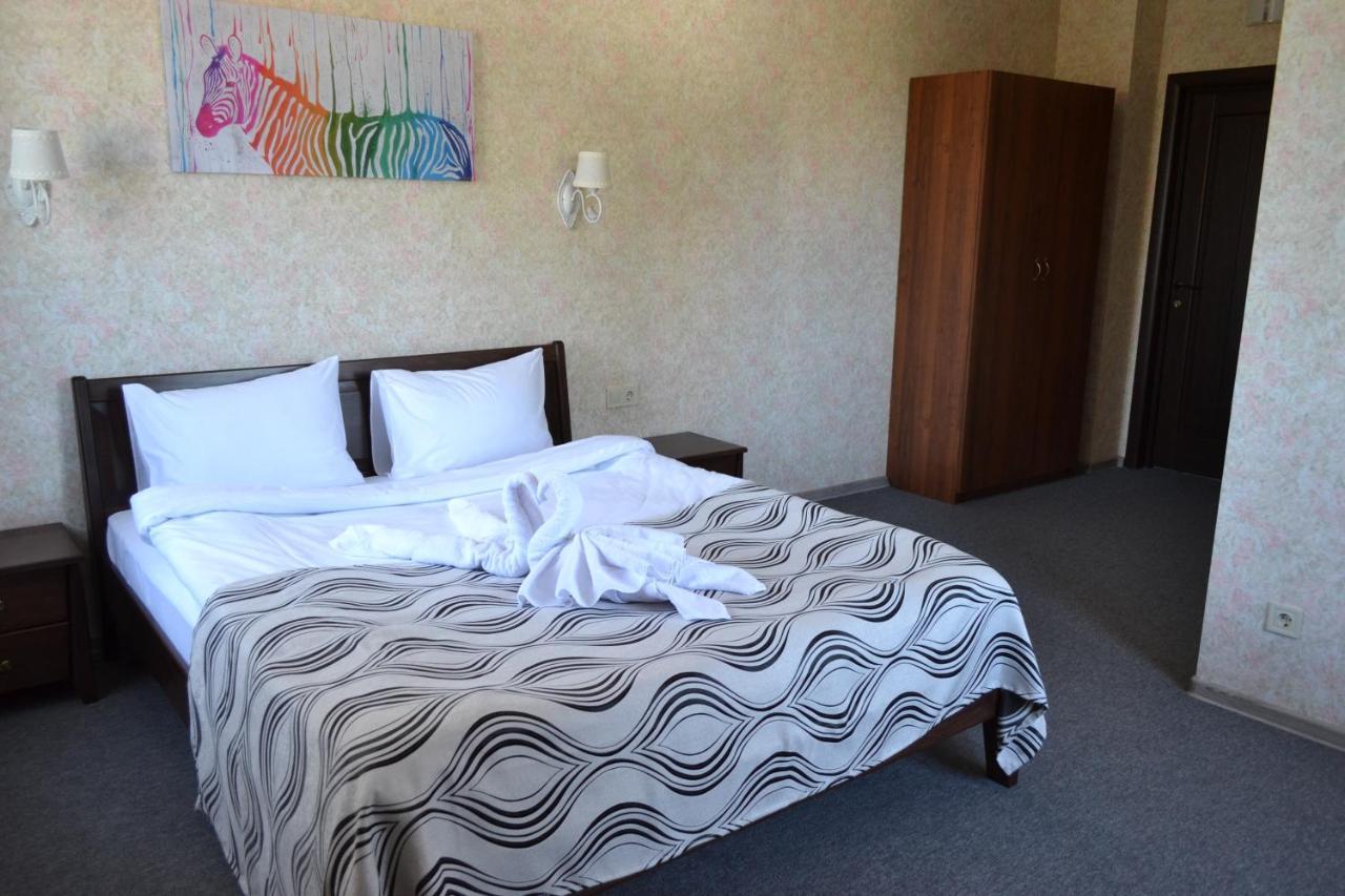 Три Сімки Hotel Vyshhorod Buitenkant foto