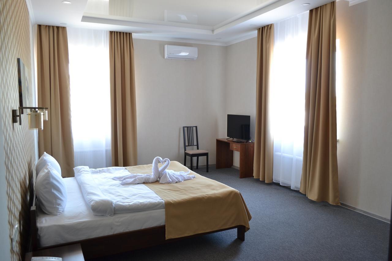 Три Сімки Hotel Vyshhorod Buitenkant foto