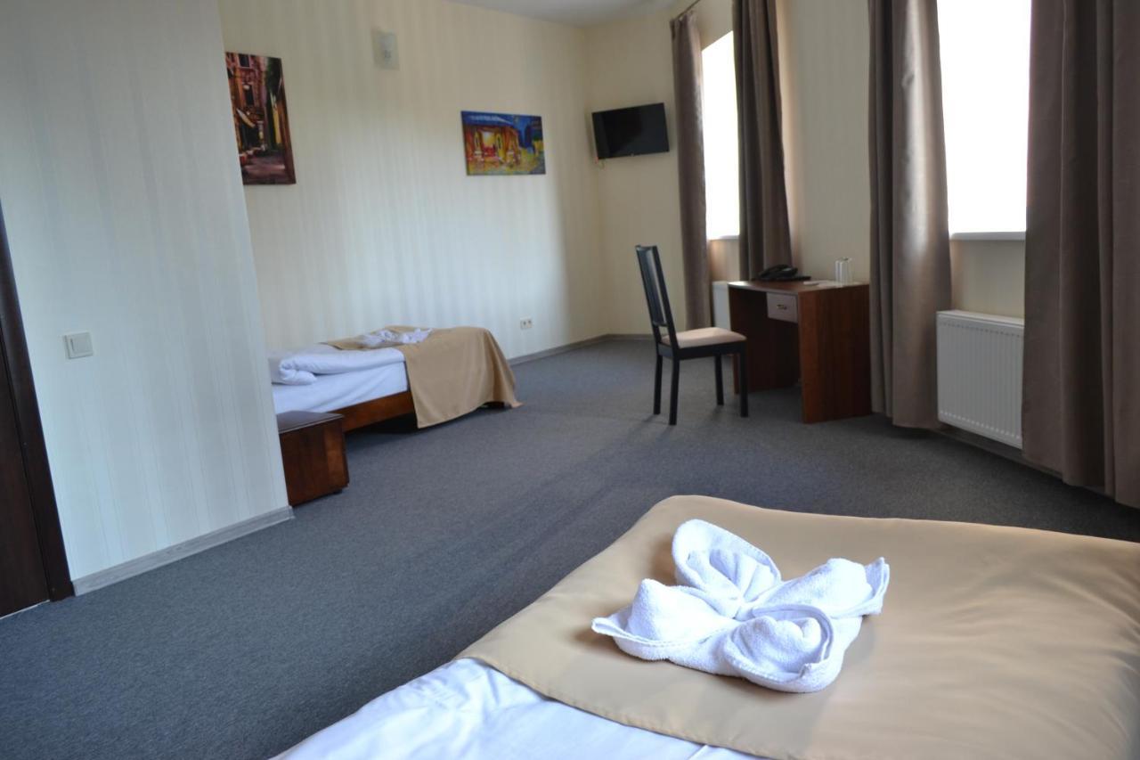 Три Сімки Hotel Vyshhorod Buitenkant foto